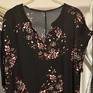 🏷️CLEARANCE🏷️ SHEIN Black Top with Floral Accents